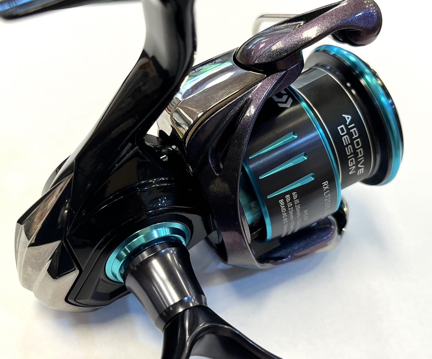 Lightweight design Spinning Reels Daiwa Emeraldas XLT EGI Spinning Reel  2500S-H 